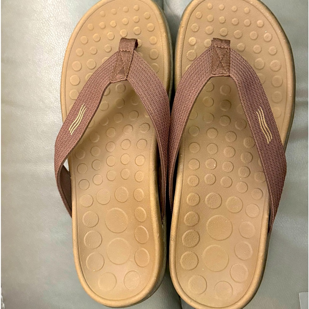 Vionic women’s sandals new without tag